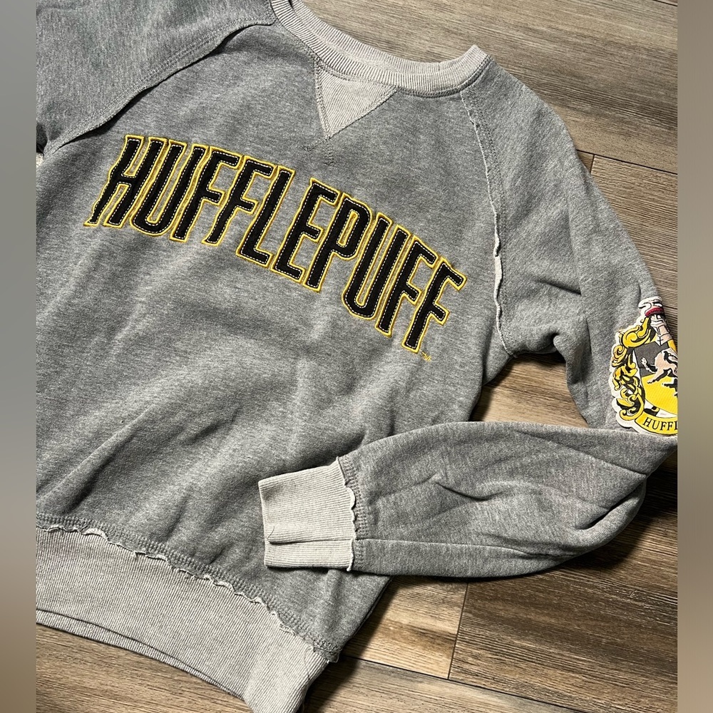 The Wizarding World London Tour Hufflepuff Sweater- XS‎